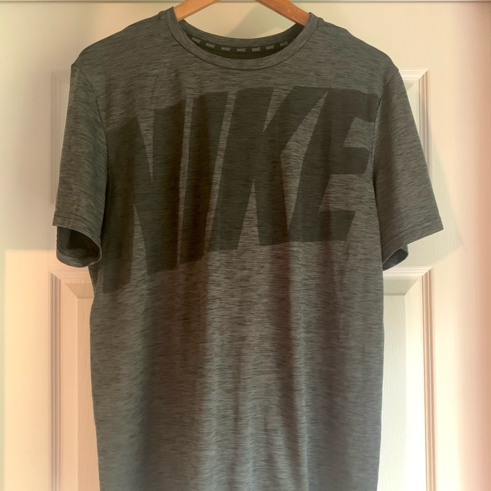 L Nike Dri-fit t-shirt. Excellent condition!